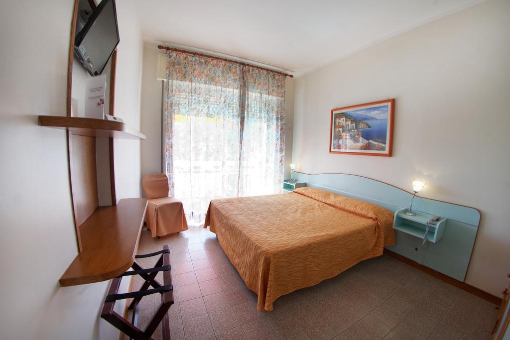 Hotel Capo Circeo Centro Benessere & Padel 圣费利切-奇尔切奥 外观 照片