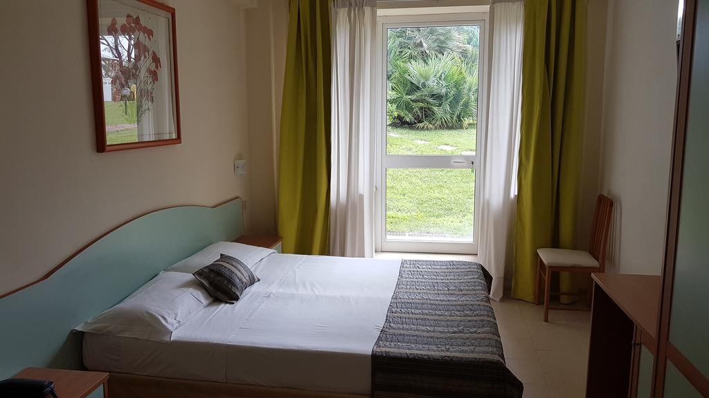 Hotel Capo Circeo Centro Benessere & Padel 圣费利切-奇尔切奥 外观 照片